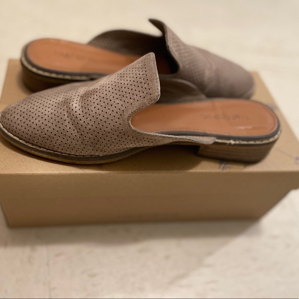 Indigo rd Tan Size 7 Slide on slippers